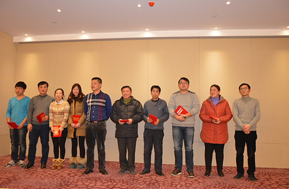 El jefe Sr. Du de Runfa Aluminium invitó a todos a una fiesta de Año Nuevo y organizó una tarea de año nuevo. 